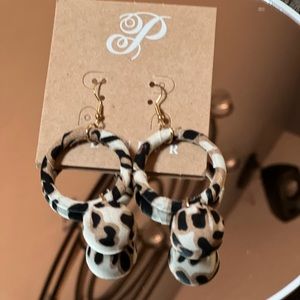 Leopard lovers earrings!! Super cute and light.